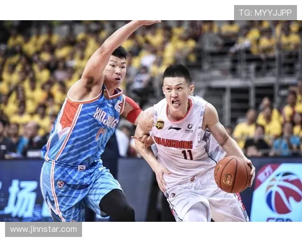 周鹏：从篮球场上的传奇到生活中的榜样，展现不屈精神与坚持信念的故事